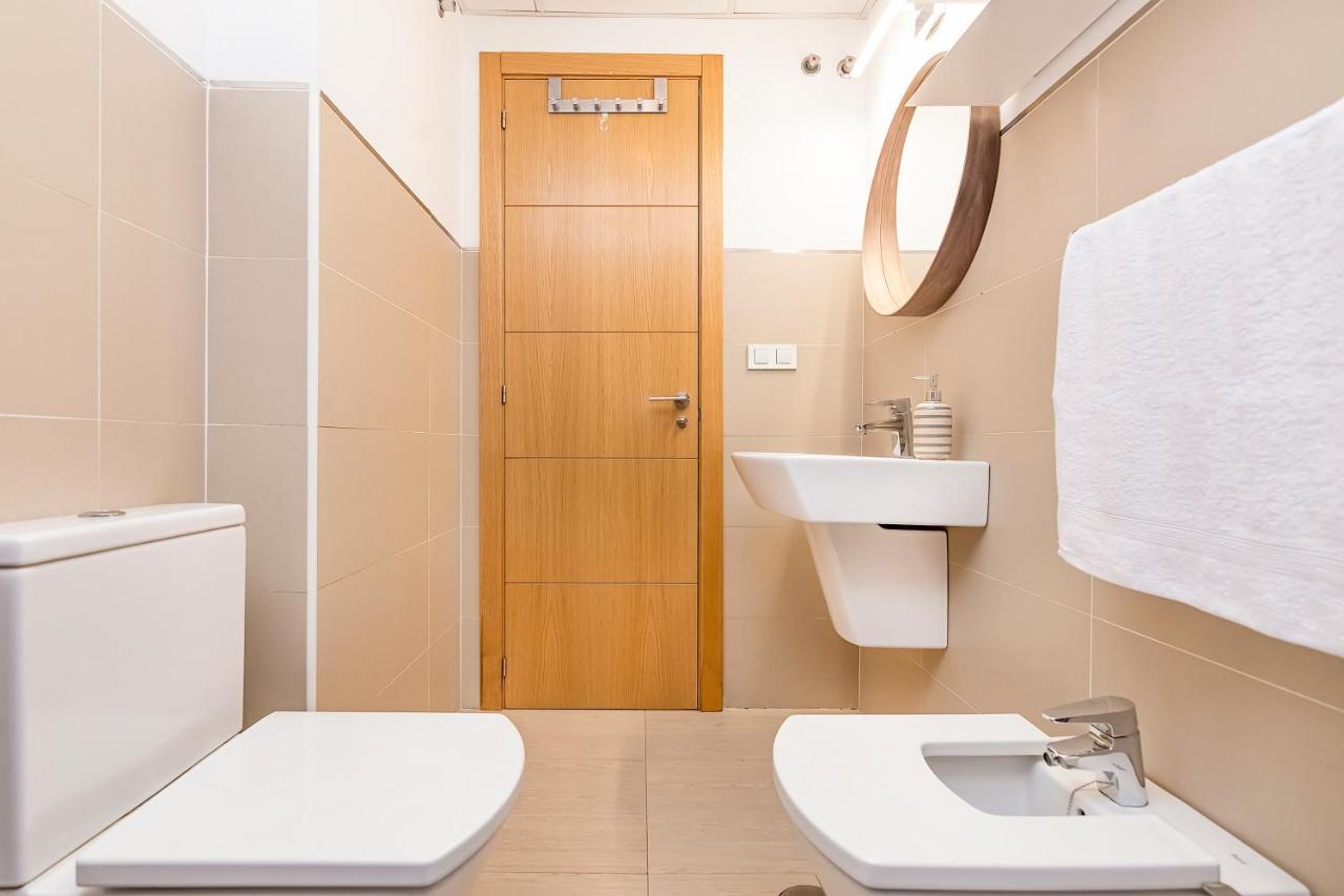 Maba/Private Backyard/Walk To Downtown/Large Smart Tv Apartment Малага Екстериор снимка